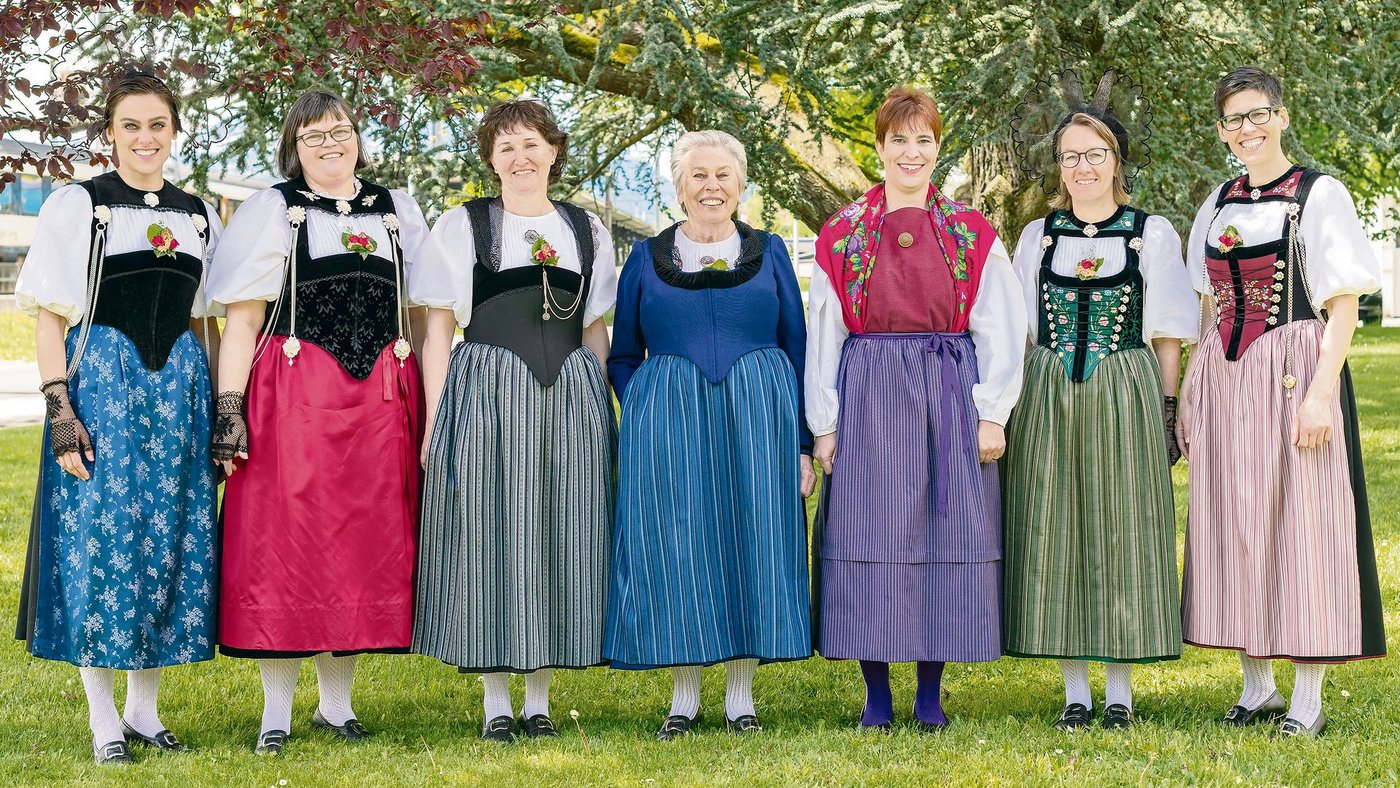 Nina Burri (v. l. n. r.), Marianne Gnägi-Balmer, Eva Orsinger, Annemarie Burri, Kathrin Kohler-Ingold, Jrene Burkhalter-Zaugg sowie Claudia Burri liegt die Trachtenstube am Herzen. (Bild Trachtenstube Burri GmbH)