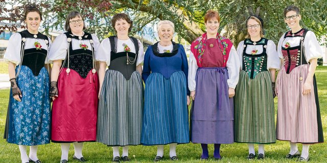 Nina Burri (v. l. n. r.), Marianne Gnägi-Balmer, Eva Orsinger, Annemarie Burri, Kathrin Kohler-Ingold, Jrene Burkhalter-Zaugg sowie Claudia Burri liegt die Trachtenstube am Herzen. (Bild Trachtenstube Burri GmbH)