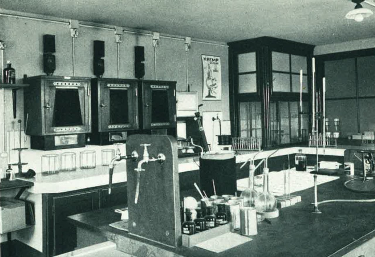 Die Ausstattung der Laboratorien, hier jenes der Molkereischule, unterscheidet sich von der heutigen. (Bild S. Glasson)