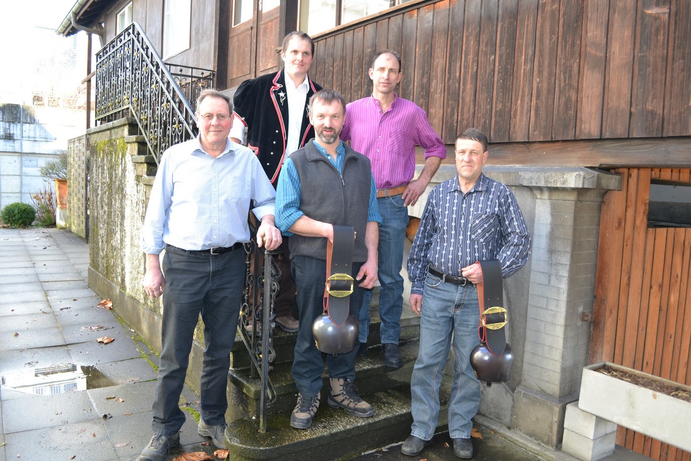 Der Präsident Daniel Seematter (mit Chüjermutz) und der Vize Daniel Hadorn (links) können das neue Vorstandsmitglied Walter Schnider (oben rechts) begrüssen. Nicht mehr im Vorstand sind Christian Kropf und Hansueli Maurer (mit Treicheln). Nicht auf dem Bild das zweite neue Vorstandsmitglied Hanspeter Glauser.