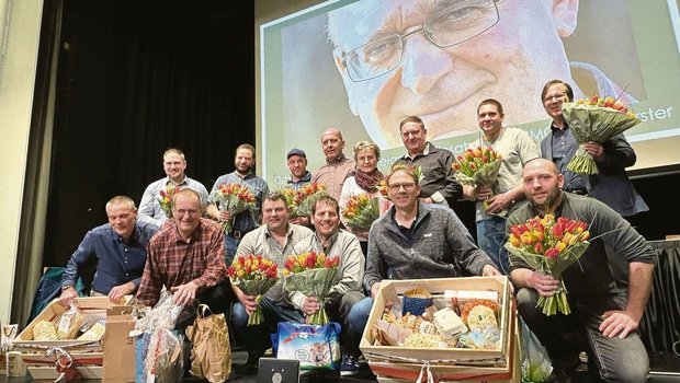 Die Verabschiedung von Godi Siegfried: Er ist im Hintergrund in Übergrösse, in der hinteren Reihe mit seiner Frau Heidi (4. v. r., 3. v. r). Neuer Präsident ist Martin Huber (hinten, 1. v. r.). 