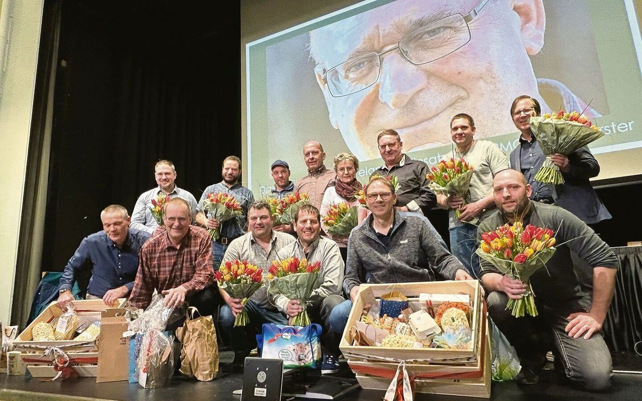 Die Verabschiedung von Godi Siegfried: Er ist im Hintergrund in Übergrösse, in der hinteren Reihe mit seiner Frau Heidi (4. v. r., 3. v. r). Neuer Präsident ist Martin Huber (hinten, 1. v. r.). 