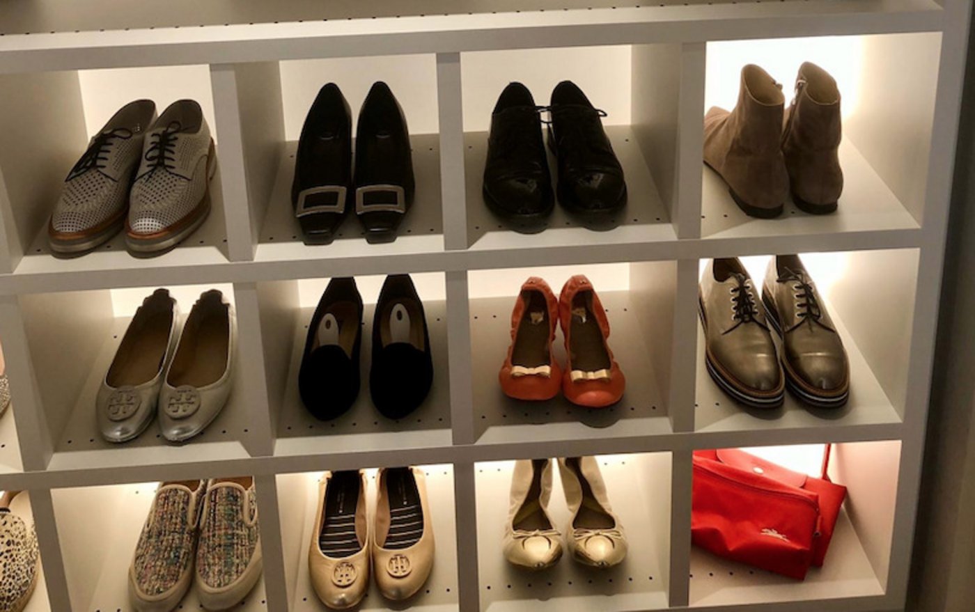 Lukretia Candrejas Schuhregal ein Frauentraum.