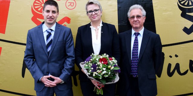 Niklaus Fässler (l.), neuer Verwaltungsratspräsident, Evelyne Hennet, Geschäftsführerin, und Andreas Ritter, scheidender Verwaltungsratspräsident. (Bild zVg)