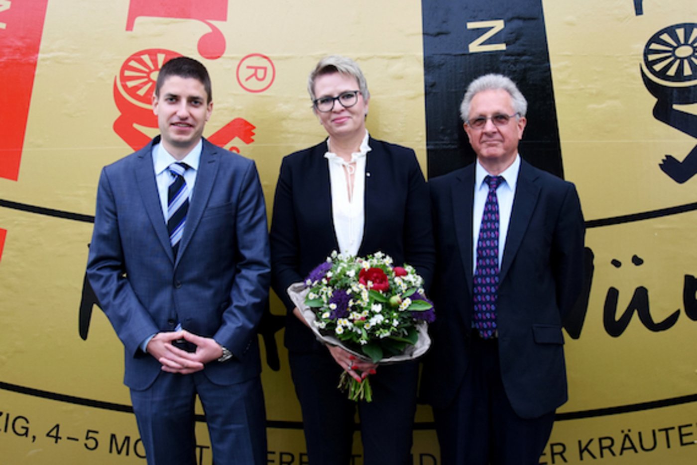 Niklaus Fässler (l.), neuer Verwaltungsratspräsident, Evelyne Hennet, Geschäftsführerin, und Andreas Ritter, scheidender Verwaltungsratspräsident. (Bild zVg)