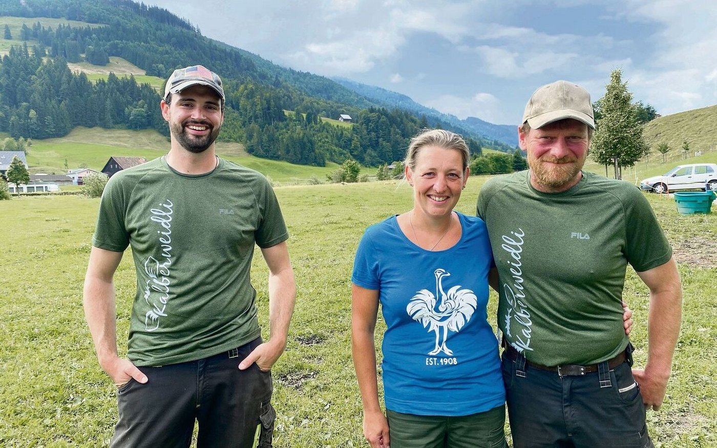 Haben Freude an den Videos: Barbara und Erich Betschart vom Kalberweidli-Hof in Trachslau. 