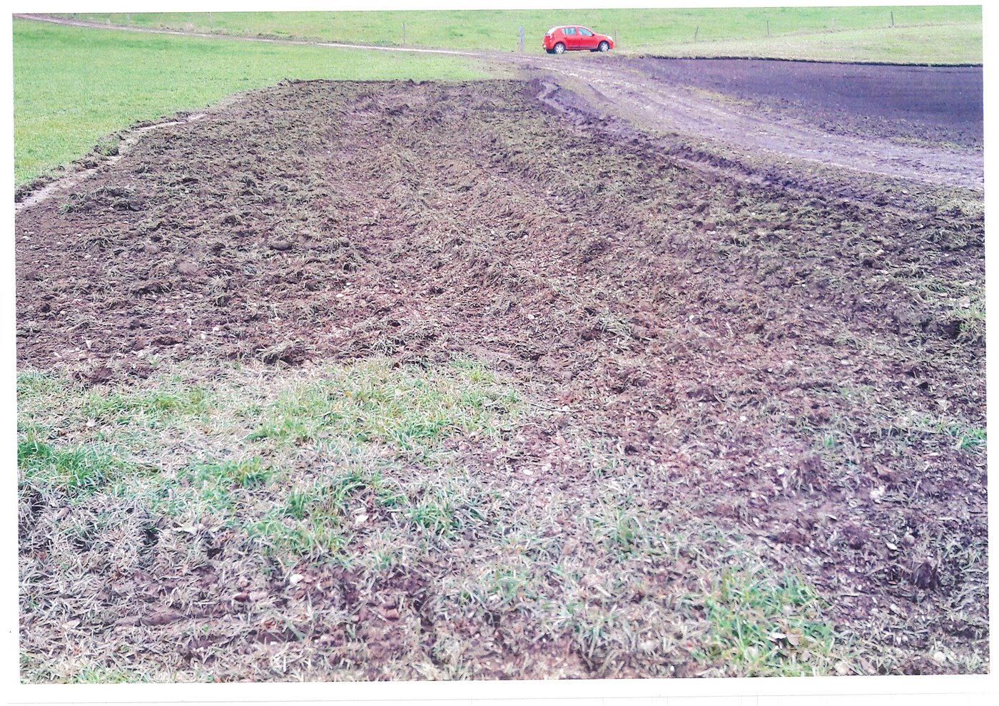 Weil das Terrain ebener ist, als auf dem Rübenfeld liess Bauer Walther den Rübenhaufen auf der Wiese anlegen. (Bild zVg)