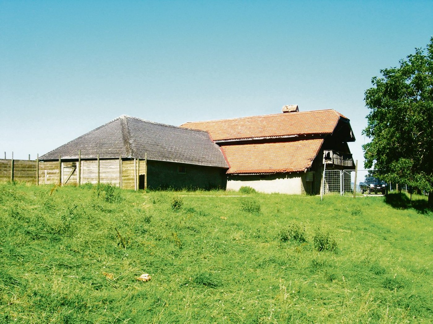 Die Alphütte l’Averney erfüllt die Bedürfnisse für die Hirschzucht nicht mehr. (Bilder fo)