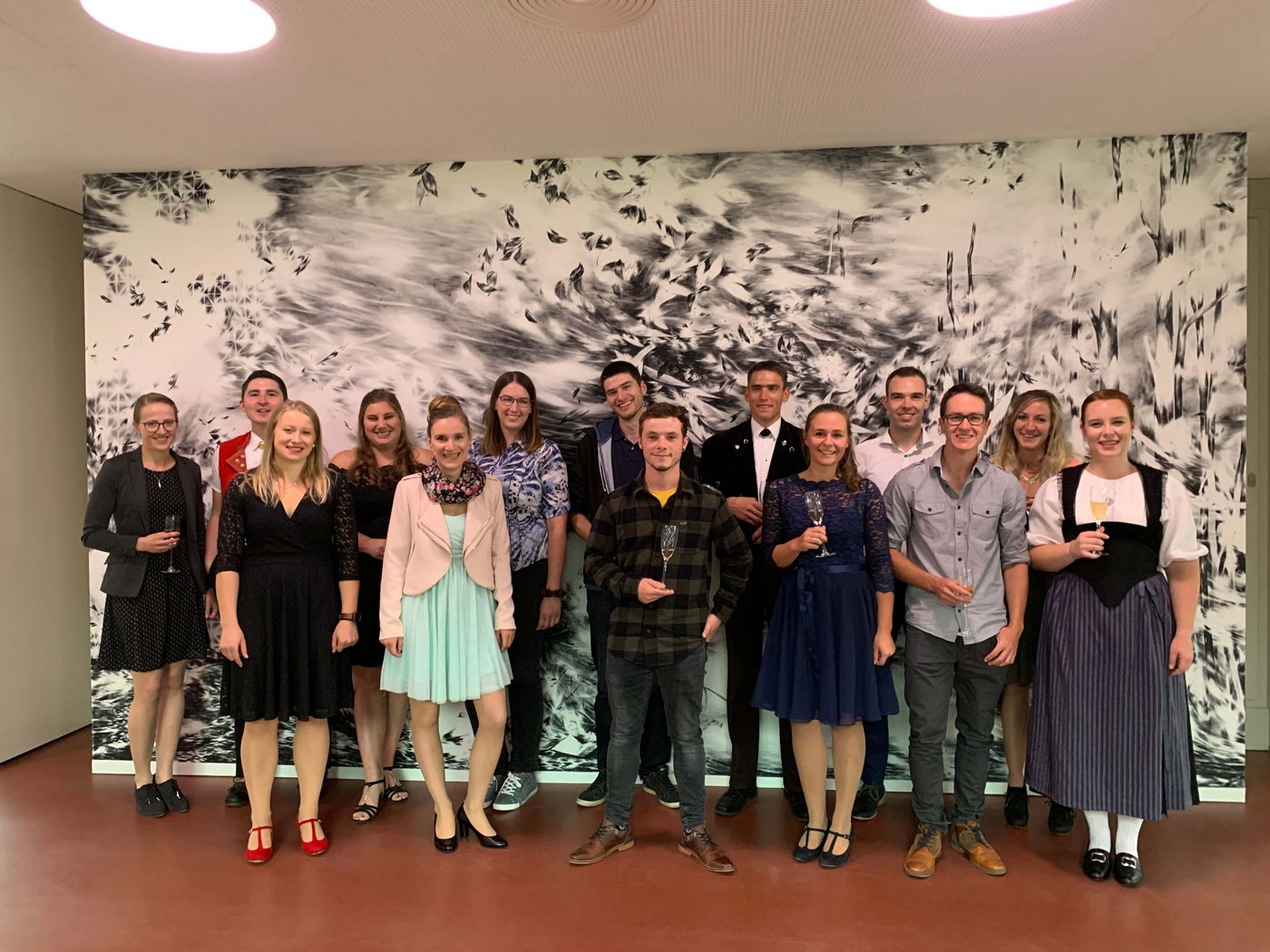 Ob mit Blazer, Tracht, Turnschuhen oder Kleid – Ihr Herz schlägt für Nutztiere: Die Absolventinnen und Absolventen der Vertiefung Nutztierwissenschaften treten die Herausforderungen an. (Bild Gioele Bossi)