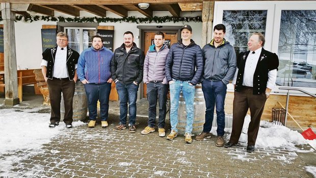 Der alte und der neu Der alte und der neue Präsident (v. l. n. r.): Christian Aegerter, Simon Urfer sowie Simon Messerli, Mario Nydegger, André Rüegsegger, Marc Urfer und Stefan Schumacher.