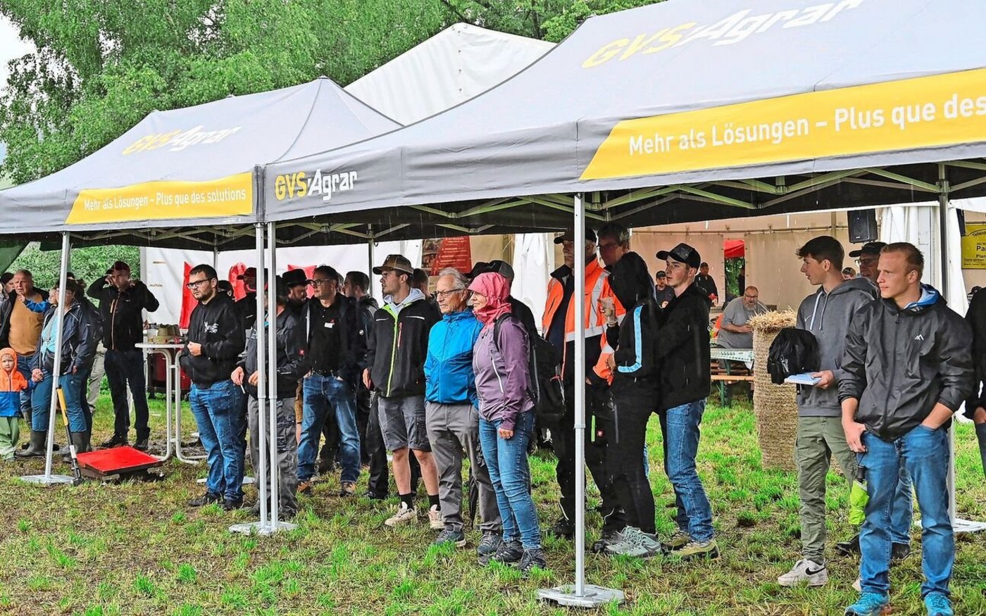 Die Zuschauerinnen und Zuschauer wurden nicht im Regen stehen gelassen. Sie konnten die Präsentation vom Zelt aus mitverfolgen. 