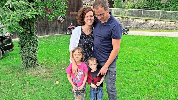 Die Pächterfamilie Sonja und Andreas Rohner mit ihren Kindern Selina und Luca bewirtschaften den Gutshof Paradies in Schlatt.