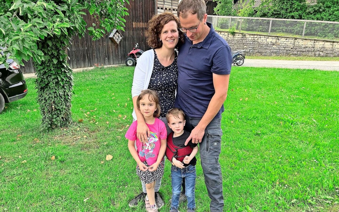 Die Pächterfamilie Sonja und Andreas Rohner mit ihren Kindern Selina und Luca bewirtschaften den Gutshof Paradies in Schlatt.