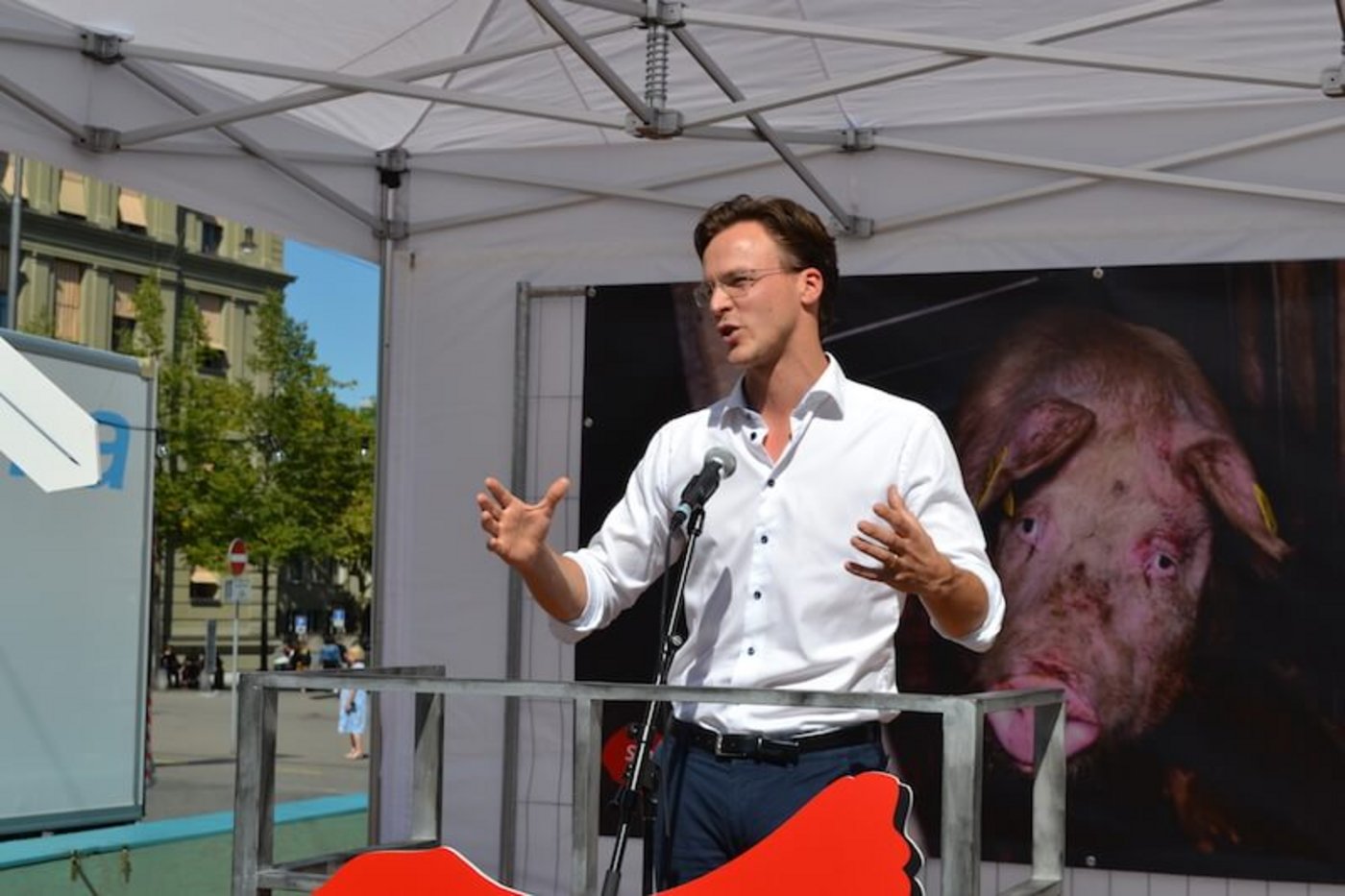 Der Berner Grüne Bastien Girod thematisierte wie andere Redner auch die Brände im Amazonas. (Bild jsc)
