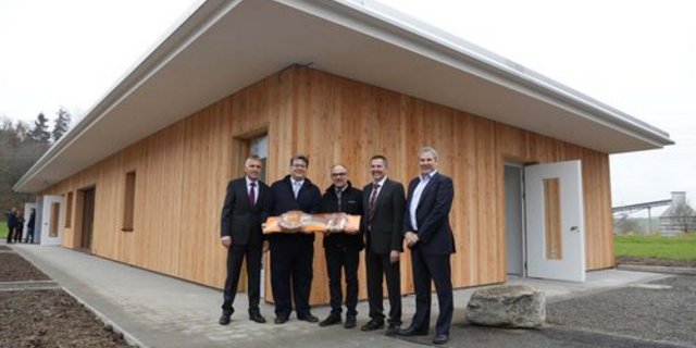 Verteter von Swissgenetics und Sexing Technolgies bei der Eöffnung des neuen Labors. Dieses wird Mitte Januar in Betrieb genommen. Swissgenetics hat ausserdem einen neuen Präsidenten, nämlich ... (Bilder: lid)