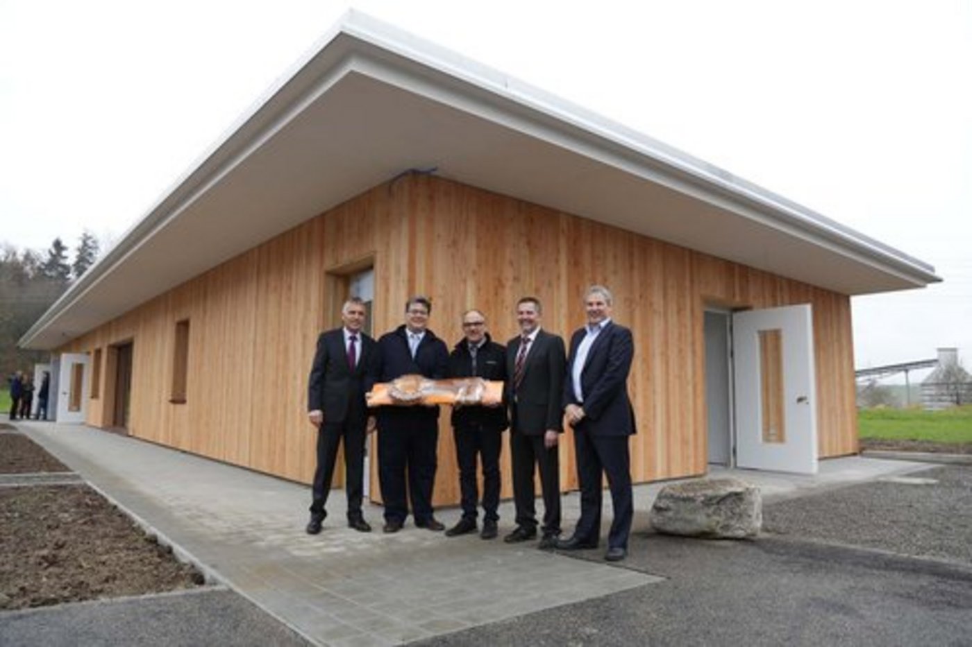 Verteter von Swissgenetics und Sexing Technolgies bei der Eöffnung des neuen Labors. Dieses wird Mitte Januar in Betrieb genommen. Swissgenetics hat ausserdem einen neuen Präsidenten, nämlich ... (Bilder: lid)