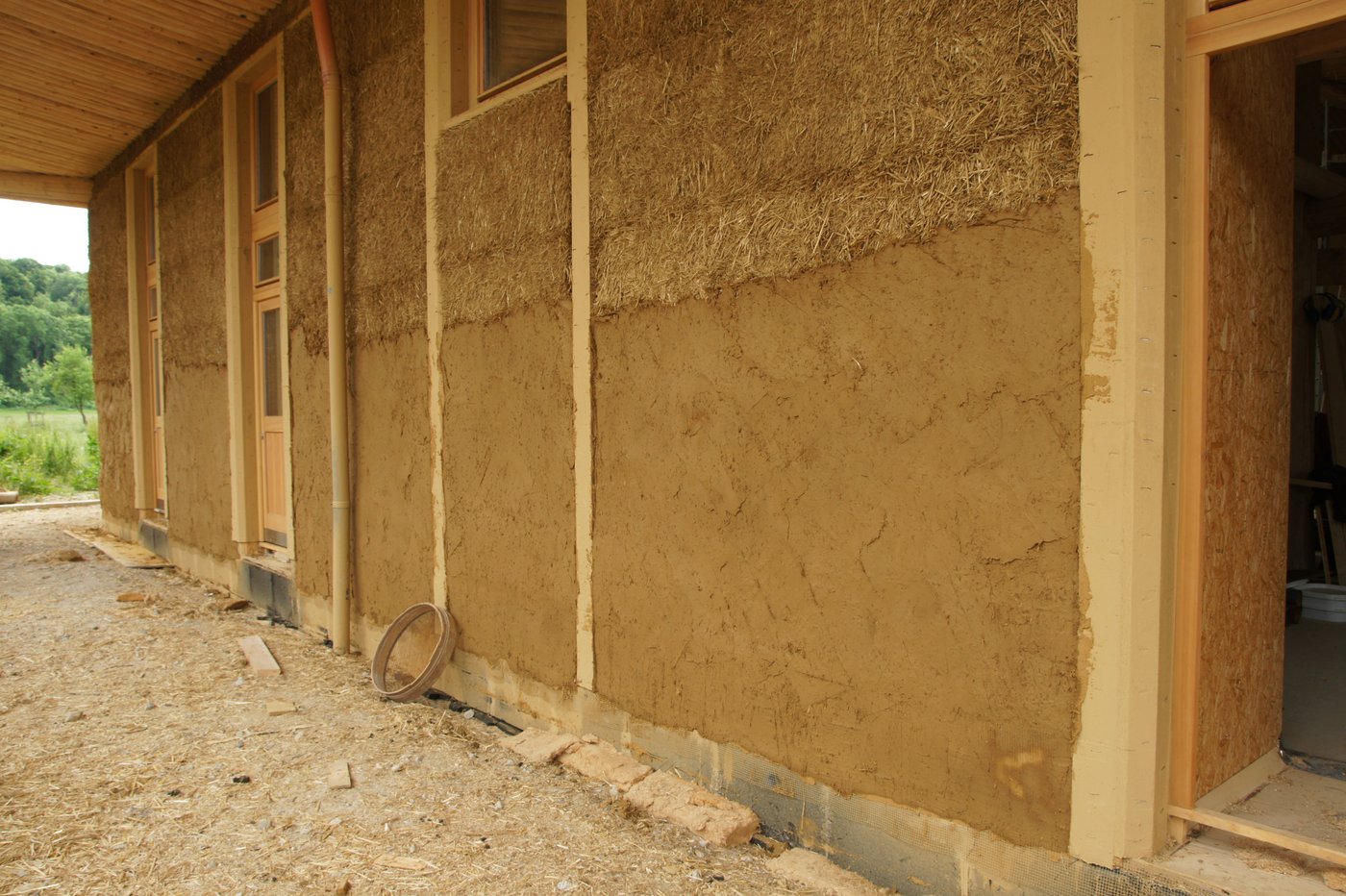 Aussenwand, mit Lehm verputzt. (Bild Atelier Schmidt)