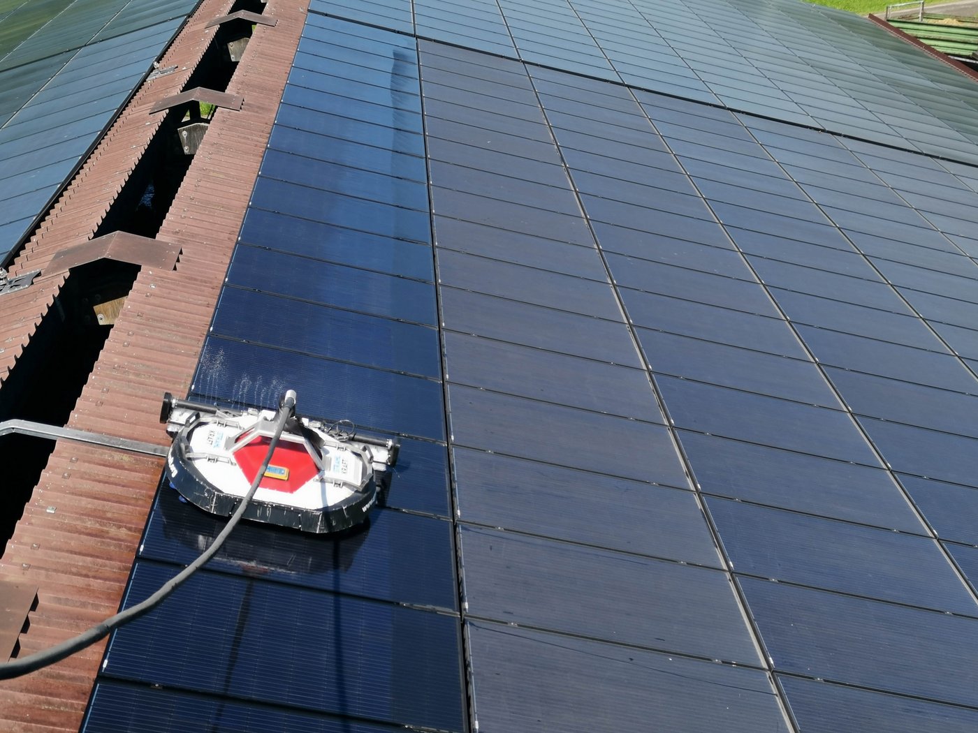 Um Kalkstreifen auf den Modulen zu verhindern, sollte nur kalkfreies Wasser verwendet werden, rät der Experte René Keiser von der Firma Strahlkraft AG. (Bilder D. Eppenberger)