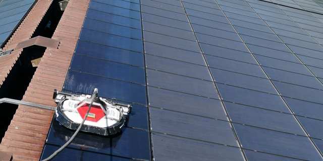 Um Kalkstreifen auf den Modulen zu verhindern, sollte nur kalkfreies Wasser verwendet werden, rät der Experte René Keiser von der Firma Strahlkraft AG. (Bilder D. Eppenberger)