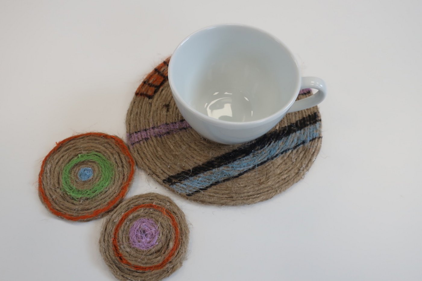 Untersetzer aus Sisal für unter Tassen oder Pflanzen. (Bild Esther Thalmann)