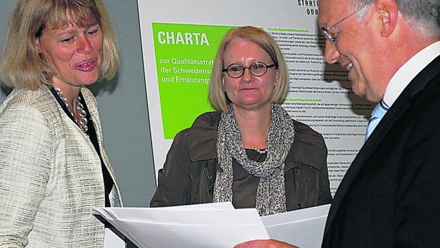 Konsumentenschützerin Sara Stalder (links) und Bundesrat Johann Schneider-  Ammann beim Unterzeichnungsevent im Juni 2012. (Bild Ruedi Hagmann)