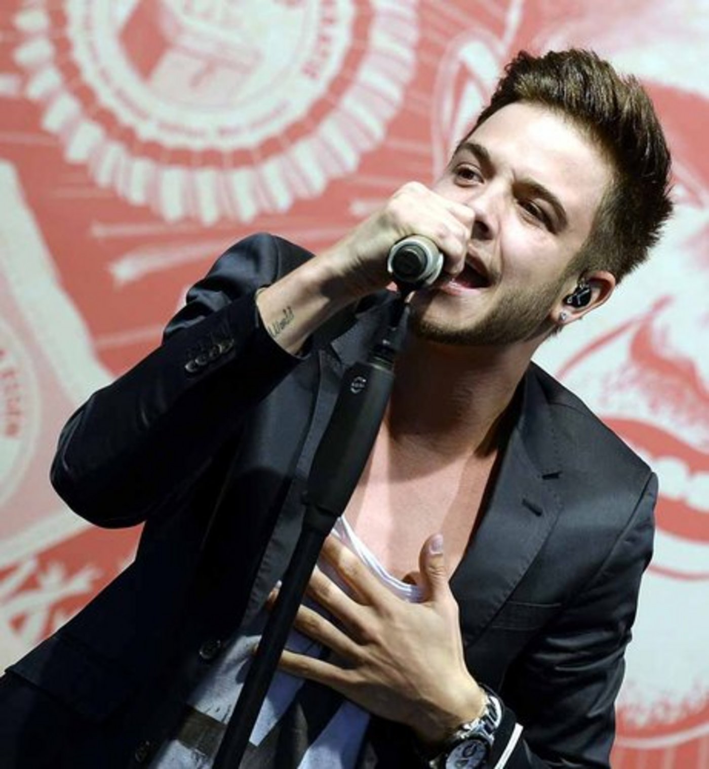 Luca Hänni ist Botschafter des diesjährigen 1. August-Emmentalers. (Bild zvg)