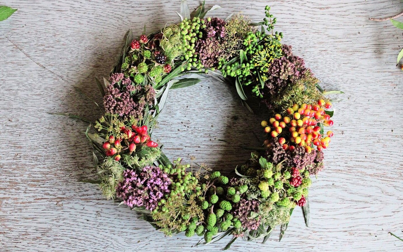 Jetzt im Spätsommer kann der Kranz mit Blüten und Früchten bestückt werden. Das lässt 