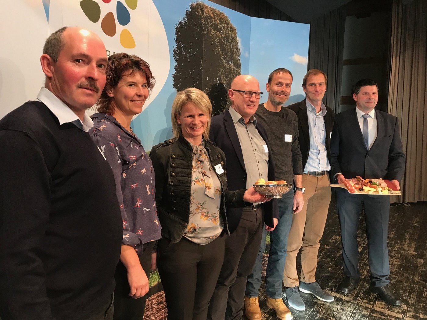 Die Referentinnen und Referenten am Podium Berner Landwirtschaft (v.l.): Jürg Iseli, Renate Baumann, Astrid Weber, Fritz Rothen, Adrian Aebi, Stefan Kohler und der Berner Bauernpräsident Hansjörg Rüegsegger. (Bild akr)