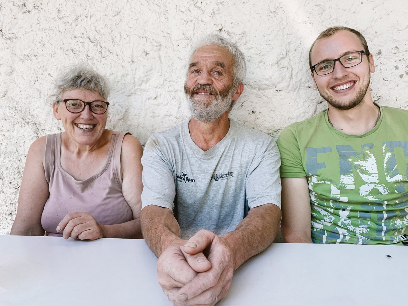 Alice und Ruedi Bucheli, die Verpächter. Rechts Jonas Imfeld, der als Pächter die Biomüli Geuensee übernimmt.