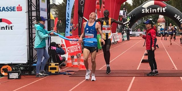 Patrik Wägeli gewinnt den Sparkasse 3-Länder-Marathon in 2:17:51. (Bild Facebook Sparkasse 3-Länder-Marathon)