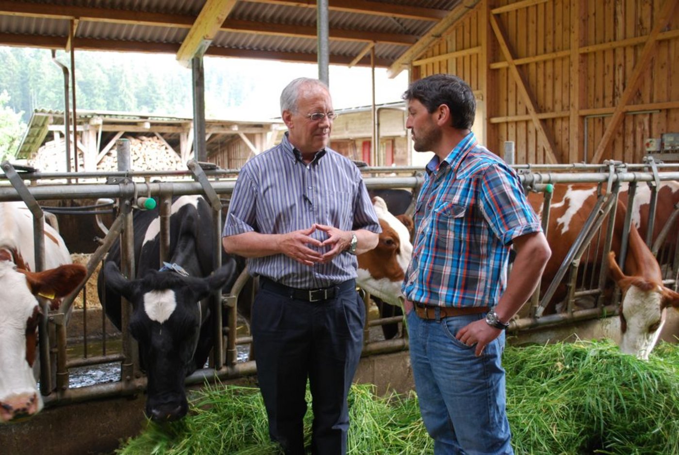 Bundesrat Johann Schneider-Ammann mit Landwirt Fritz Wüthrich in dessen Milchviehstall in Schüpbach BE. Besonders Freude schien der Agrarminister an der Begegnung mit ... (Bilder: Jeanne Woodtli)