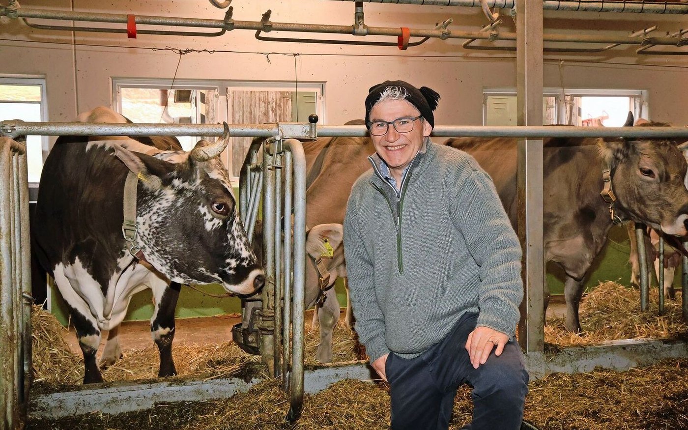 Christian Manser mit einer Blüem-Kuh im Stall von Familie Brunner. Manser zeigte in seinem Vortrag, wie man das Tierwohl in einem Anbindestall mit Aufmerksamkeit und wenigen Massnahmen massgeblich verbessert. 