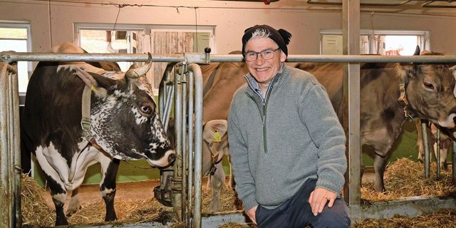 Christian Manser mit einer Blüem-Kuh im Stall von Familie Brunner. Manser zeigte in seinem Vortrag, wie man das Tierwohl in einem Anbindestall mit Aufmerksamkeit und wenigen Massnahmen massgeblich verbessert. 