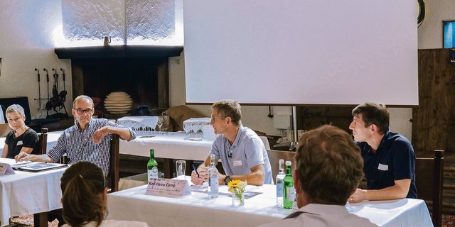 Mit welchem Saatgut säen wir die Zukunft? Auf dem Podium in Zürich diskutierten (v. l. n. r.) Eva Gelinsky, Amadeus Zschunke, Karl-Heinz Camp und Roland Peter.(Bild Christian Weber)