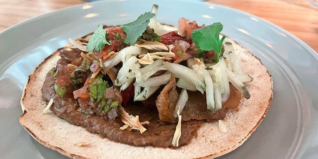 Taco mit roter Bohnencreme: Die Vorspeise könnte besonders auch Junge ansprechen.