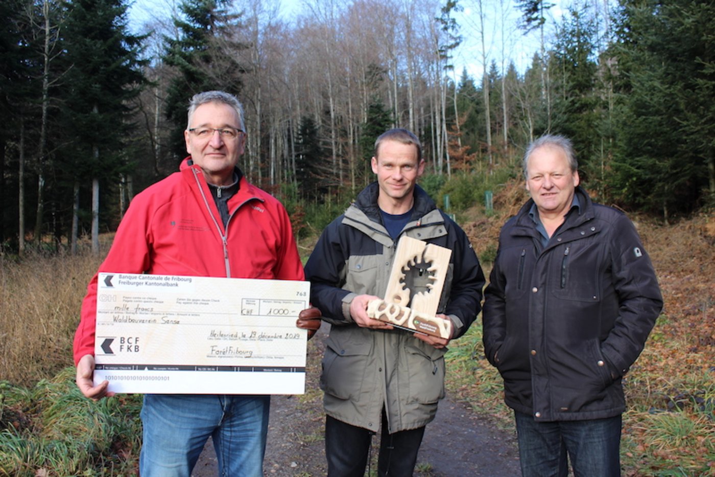 Von links nach rechts: Mario Inglin, Revierförster Unterer Sensebezirk, Martin Zbinden, Präsident Waldbauverein Sense, Fritz Burkhalter, Präsident WaldFreiburg. (Bild zVg)