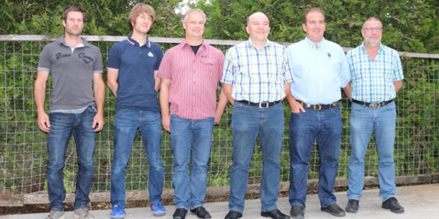 Der nun praktisch vollständige Vorstand von Schafe Schweiz: Tobias Sommer, Revisor; Mathias Rüesch, Geschäftsstelle; Vorstandsmitglieder Lorenz Tassura, Martin Keller, Präsident; Simon Lepori und Heinz Feldmann (v.l.). (Bild Peter Bringold)