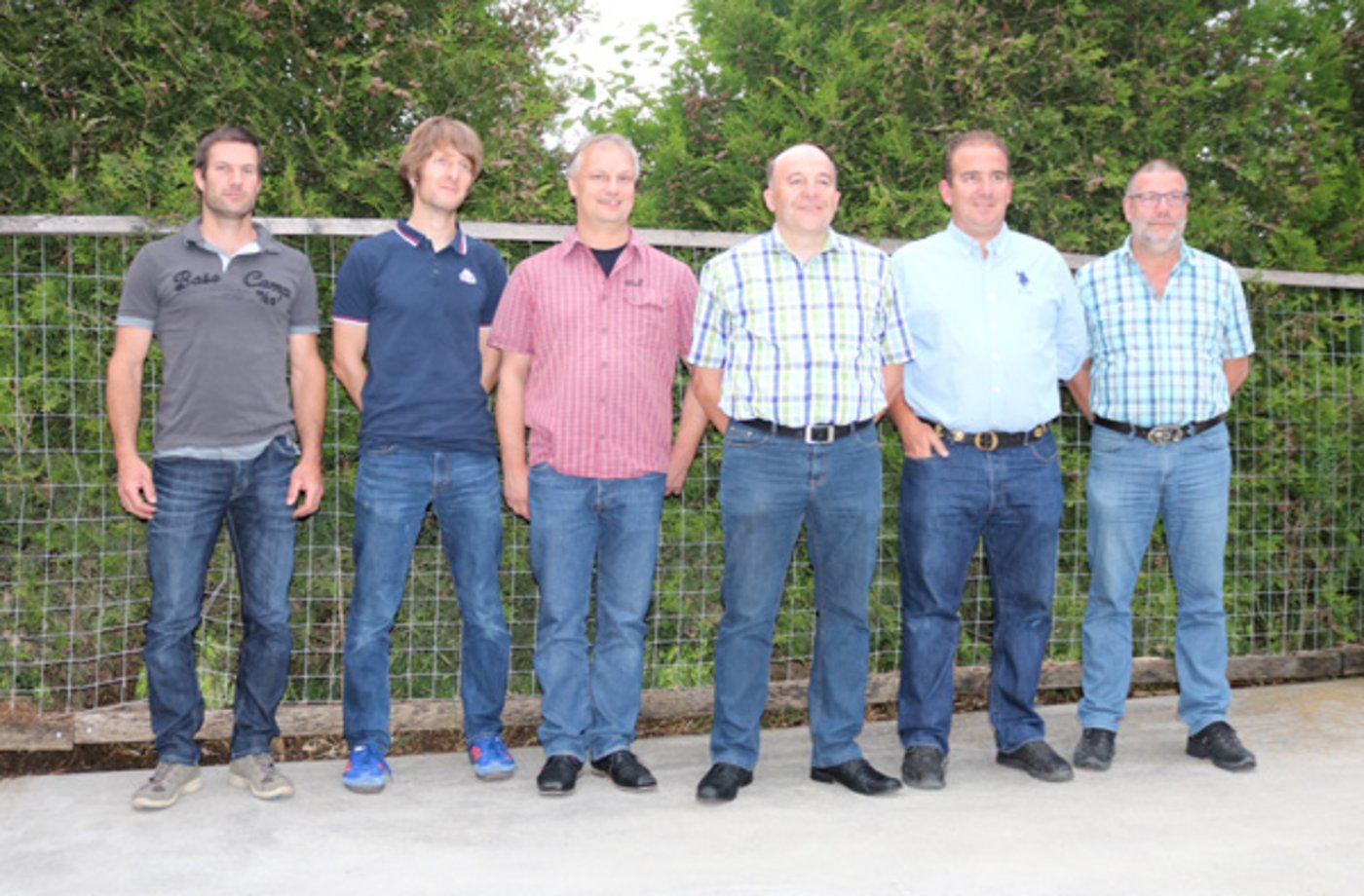 Der nun praktisch vollständige Vorstand von Schafe Schweiz: Tobias Sommer, Revisor; Mathias Rüesch, Geschäftsstelle; Vorstandsmitglieder Lorenz Tassura, Martin Keller, Präsident; Simon Lepori und Heinz Feldmann (v.l.). (Bild Peter Bringold)