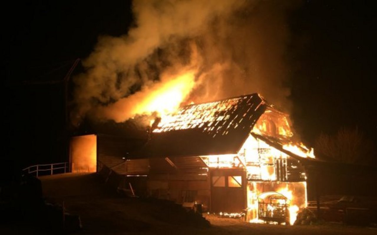 Das Bauernhaus in Düdingen FR, brannte bis auf die Grundmauern nieder. Drei Personen wurden leicht verletzt, Tiere kamen dabei nicht zu Schaden. (Bild Kantonspolizei Freiburg)