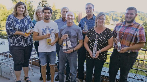 Zu recht freuen sich Zu recht freuen sich die Gruppensieger über ihre Auszeichnungen an der Edelbrandprämierung in Flawil.
