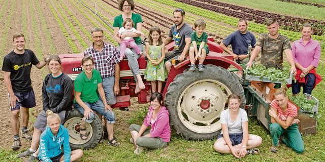 Familie Reichmuth aus Oberarth mit Angestelltenteam vor dem Bio-Gemüsefeld. «Der verlangte hohe Qualitätsstandard im Gemüse- und Beerenbau wäre gefährdet, auch im Biolandbau braucht es Pflanzenschutz», sagt Betriebsleiter Michael Reichmuth. (Bild Fam. Reichmuth)