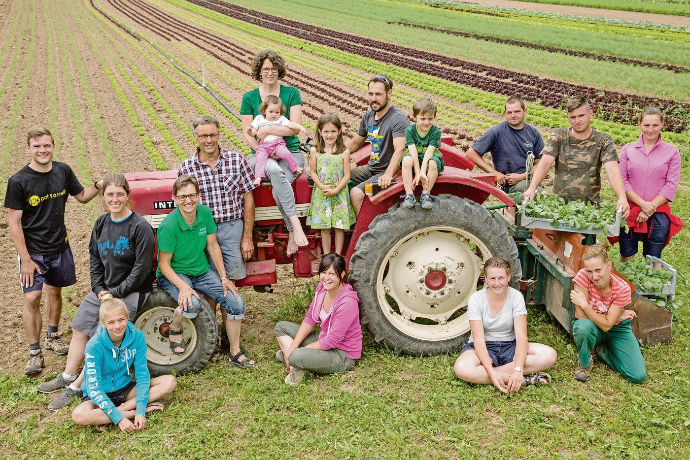 Familie Reichmuth aus Oberarth mit Angestelltenteam vor dem Bio-Gemüsefeld. «Der verlangte hohe Qualitätsstandard im Gemüse- und Beerenbau wäre gefährdet, auch im Biolandbau braucht es Pflanzenschutz», sagt Betriebsleiter Michael Reichmuth. (Bild Fam. Reichmuth)