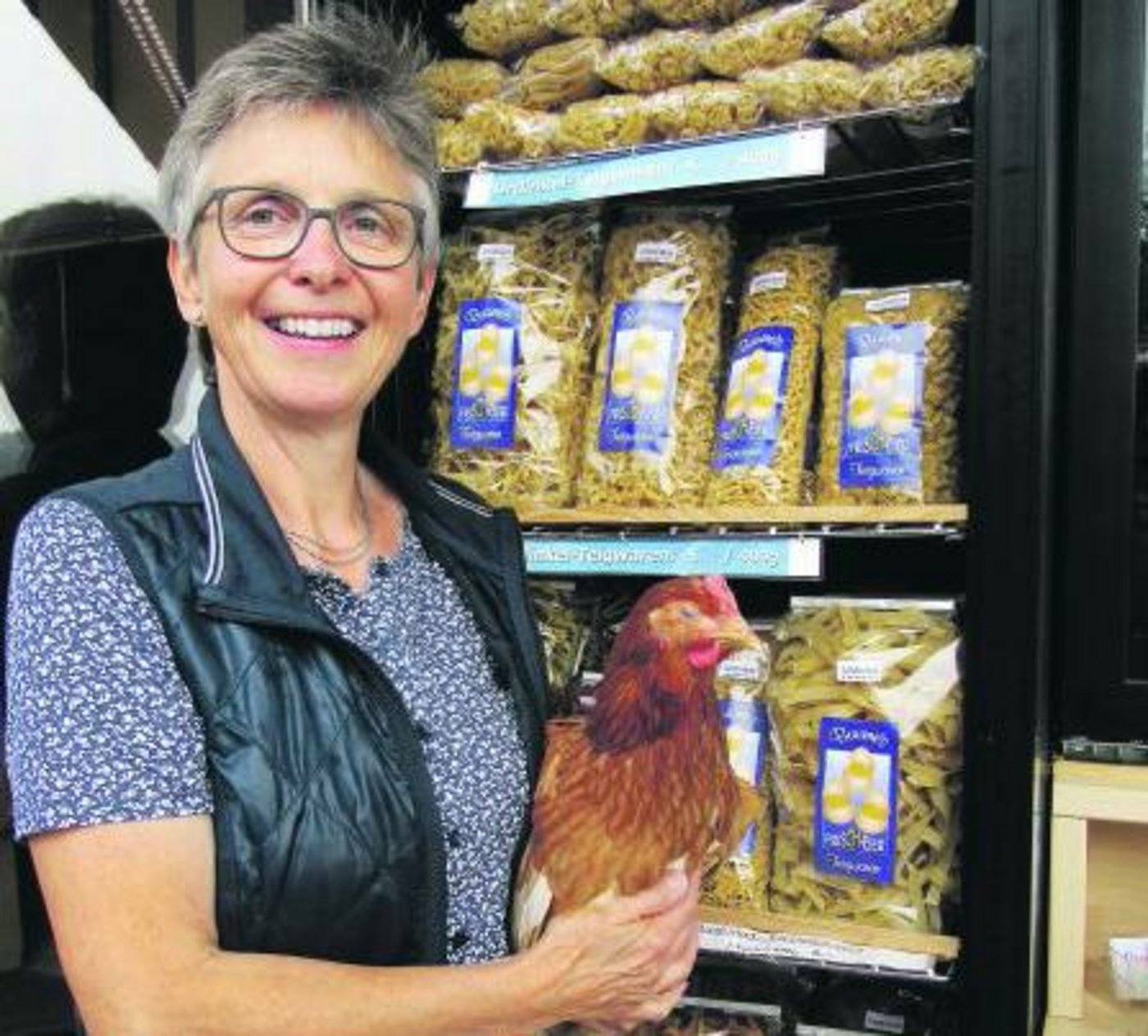 Klein- und Brucheier verarbeitet Therese Baumann wöchentlich zu zirka 60 Kilo Teigwaren. Ebenfalls wöchentlich kocht und färbt sie 500 Eier. (Bild Margreth Rinderknecht)