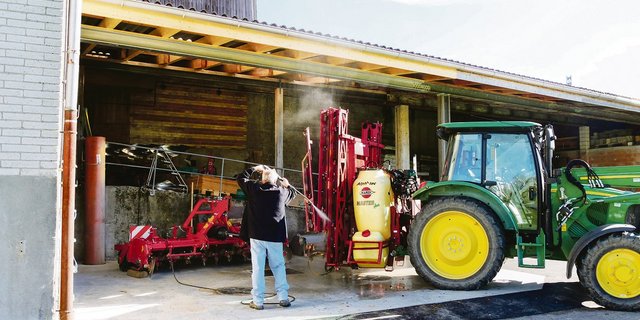 Feldspritzen dürfen nur auf vorgeschriebenen Waschplätzen gereinigt werden. (Bild BauZ)
