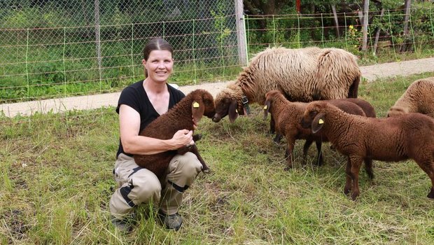 Yvonne und Benedikt Hossli halten eine Herde Engadinerschafe. Die Tiere bekommen ausschliesslich Gras und Heu, das Fleisch wird direktvermarktet. (Bilder ly) 