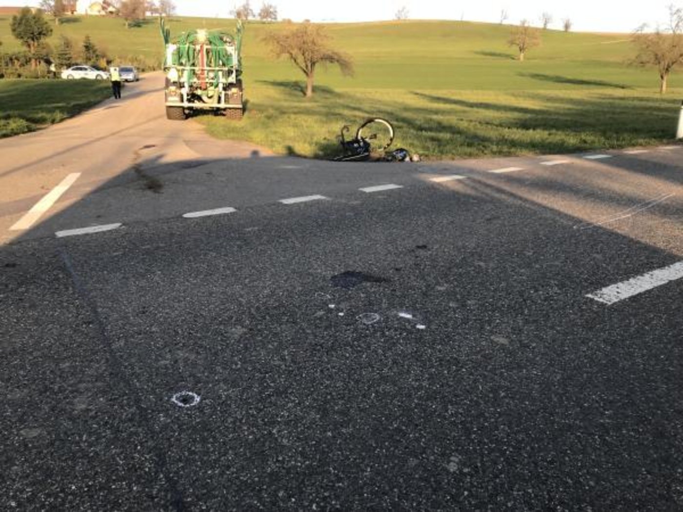 Der Velofahrer prallte frontal/seitlich in den Traktor.