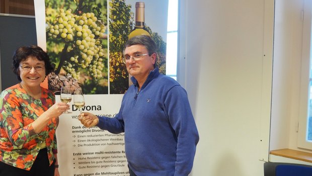  Agroscope-Chefin Eva Reinhard stösst mit Jean-Laurent Spring auf die neue, krankheitsresistente Rebsorte Divona an. Spring ist bei Agroscope Leiter der Forschungsgruppe Weinbau. (Bild chw) 