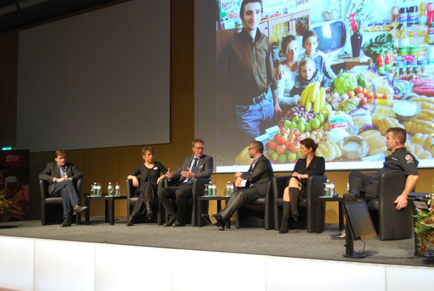 Moderator Patrick Rohr (3.v.r.) führte durch das Symposium und leitete das Podiumsgespräch. (Bild jsc)