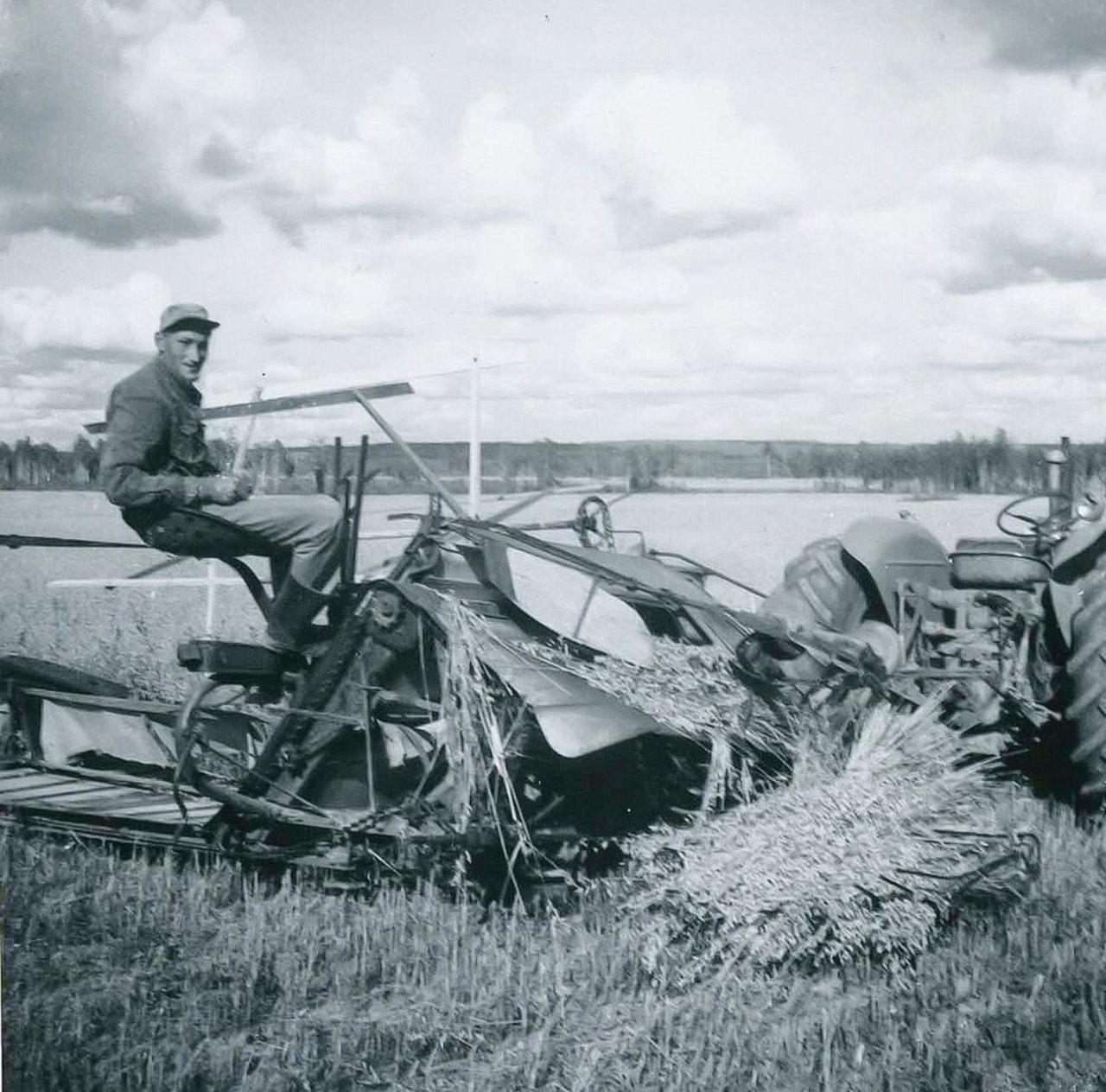 Gottlieb Lehmann auf dem Binder, der an den Fordson-Major-Traktor angehängt ist.