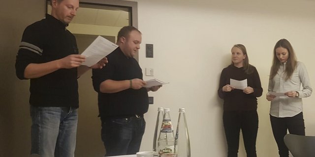 Vor dem Einsatz werden die Gesprächssituationen geübt. Mit dabei ist auch Corina Burn (2.v.r.). (cn)